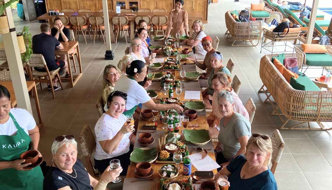Dining with women in Manggis