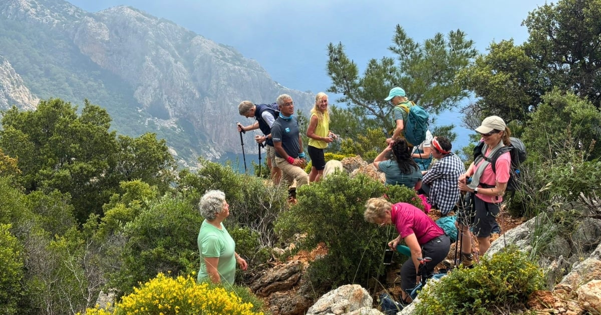 Women hiking the Lycian trail