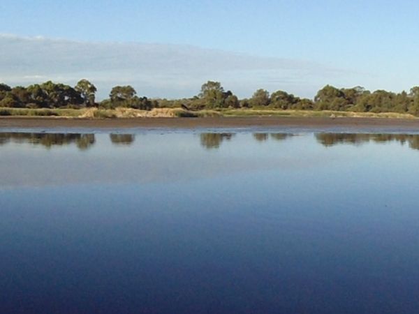 Bibra Lake Panorama By Robk29  https://commons.wikimedia.org/w/index.php?curid=48503354